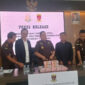 Kejaksaan Negeri (Kejari) Sungai Penuh, Jambi memperlihatkan barang bukti uang tunai senilai Rp 1,4 miliar. Terbaru 10 terpidana sudah mengembalikan seluruh kerugian negara 