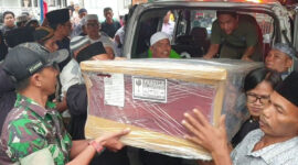 Jenazah Novia Rahmadhani Sihotang (25), calon Manajer Program SPPI KDKMP, yang meninggal dunia saat mengikuti Latsarmil yang diadakan Kementerian Pertahanan RI di Jakarta, tiba di kediaman orang tuanya, di Jalan Sisingamangaraja, Kelurahan Wek V, Kecamatan Padangsidimpuan Selatan, Kota Padangsidimpuan, Sumatera Utara, Rabu (24/6/2026).(KOMPAS.COM/ORYZA PASARIBU)
