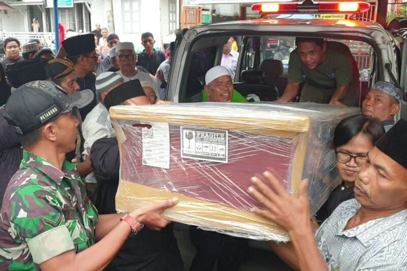 Jenazah Novia Rahmadhani Sihotang (25), calon Manajer Program SPPI KDKMP, yang meninggal dunia saat mengikuti Latsarmil yang diadakan Kementerian Pertahanan RI di Jakarta, tiba di kediaman orang tuanya, di Jalan Sisingamangaraja, Kelurahan Wek V, Kecamatan Padangsidimpuan Selatan, Kota Padangsidimpuan, Sumatera Utara, Rabu (24/6/2026).(KOMPAS.COM/ORYZA PASARIBU)
