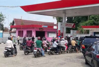 Potret antrean BBM di SPBU Pematang Kandis, Merangin, beberapa waktu lalu. Gubernur Jambi, Al Haris, mempertanyakan panjangnya antrean, sebab informasi yang ia dapatkan, stok BBM aman dan tercukupi. 



Artikel ini telah tayang di TribunJambi.com dengan judul Al Haris Lihat Antrean Panjang BBM dari Malam sampai Pagi saat ke Merangin dan Kerinci, https://jambi.tribunnews.com/makalam/1198287/al-haris-lihat-antrean-panjang-malam-sampai-pagi-saat-ke-merangin-dan-kerinci?page=2.
Penulis: tribunjambi | Editor: Mareza Sutan AJ
