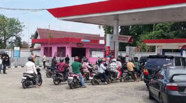 Potret antrean BBM di SPBU Pematang Kandis, Merangin, beberapa waktu lalu. Gubernur Jambi, Al Haris, mempertanyakan panjangnya antrean, sebab informasi yang ia dapatkan, stok BBM aman dan tercukupi. 



Artikel ini telah tayang di TribunJambi.com dengan judul Al Haris Lihat Antrean Panjang BBM dari Malam sampai Pagi saat ke Merangin dan Kerinci, https://jambi.tribunnews.com/makalam/1198287/al-haris-lihat-antrean-panjang-malam-sampai-pagi-saat-ke-merangin-dan-kerinci?page=2.
Penulis: tribunjambi | Editor: Mareza Sutan AJ