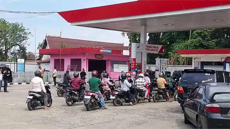 Potret antrean BBM di SPBU Pematang Kandis, Merangin, beberapa waktu lalu. Gubernur Jambi, Al Haris, mempertanyakan panjangnya antrean, sebab informasi yang ia dapatkan, stok BBM aman dan tercukupi. 



Artikel ini telah tayang di TribunJambi.com dengan judul Al Haris Lihat Antrean Panjang BBM dari Malam sampai Pagi saat ke Merangin dan Kerinci, https://jambi.tribunnews.com/makalam/1198287/al-haris-lihat-antrean-panjang-malam-sampai-pagi-saat-ke-merangin-dan-kerinci?page=2.
Penulis: tribunjambi | Editor: Mareza Sutan AJ