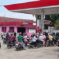 Potret antrean BBM di SPBU Pematang Kandis, Merangin, beberapa waktu lalu. Gubernur Jambi, Al Haris, mempertanyakan panjangnya antrean, sebab informasi yang ia dapatkan, stok BBM aman dan tercukupi. 



Artikel ini telah tayang di TribunJambi.com dengan judul Al Haris Lihat Antrean Panjang BBM dari Malam sampai Pagi saat ke Merangin dan Kerinci, https://jambi.tribunnews.com/makalam/1198287/al-haris-lihat-antrean-panjang-malam-sampai-pagi-saat-ke-merangin-dan-kerinci?page=2.
Penulis: tribunjambi | Editor: Mareza Sutan AJ