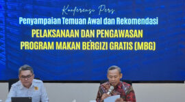 Komisioner Pengkajian dan Penelitian Komnas HAM, Uli Parulian Sihombing (kanan), bersama Koordinator Subkomisi Penegakan HAM Komnas HAM, Pramono Ubaid Tanthowi, menyampaikan temuan dan rekomendasi terkait pelaksanaan Program Makan Bergizi Gratis (MBG) dalam konferensi pers di Jakarta, Senin (15/6/2026).(KOMPAS.com/Fristin Intan Sulistyowati )