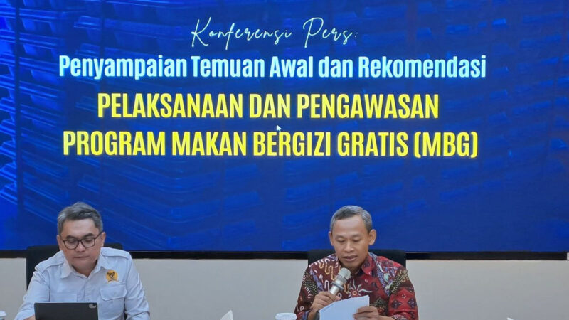 Komisioner Pengkajian dan Penelitian Komnas HAM, Uli Parulian Sihombing (kanan), bersama Koordinator Subkomisi Penegakan HAM Komnas HAM, Pramono Ubaid Tanthowi, menyampaikan temuan dan rekomendasi terkait pelaksanaan Program Makan Bergizi Gratis (MBG) dalam konferensi pers di Jakarta, Senin (15/6/2026).(KOMPAS.com/Fristin Intan Sulistyowati )