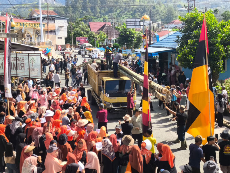 masyarakat luhah rio mendiho penuhi tanah mendapo menyambut tiang karamentang