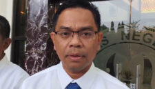 Rektor UNP, Krismadinata, mengimbau masyarakat, khususnya para orang tua mahasiswa, untuk tidak lagi merasa cemas maupun berspekulasi negatif mengenai keamanan di area kampus Air Tawar, Padang.(Rahmat Panji (Kompas.com))