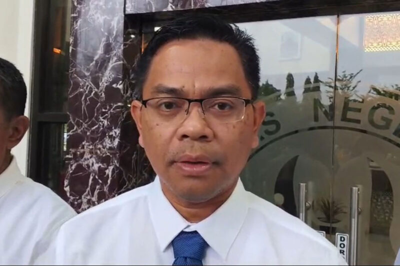 Rektor UNP, Krismadinata, mengimbau masyarakat, khususnya para orang tua mahasiswa, untuk tidak lagi merasa cemas maupun berspekulasi negatif mengenai keamanan di area kampus Air Tawar, Padang.(Rahmat Panji (Kompas.com))