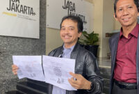 Roy Suryo tunjukkan salinan ijazah resmi Jokowi yang didapat Bonatua Silalahi dari KPU RI melalui gugatan di KIP, Rabu (11/2/2026).