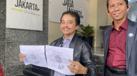 Roy Suryo tunjukkan salinan ijazah resmi Jokowi yang didapat Bonatua Silalahi dari KPU RI melalui gugatan di KIP, Rabu (11/2/2026).