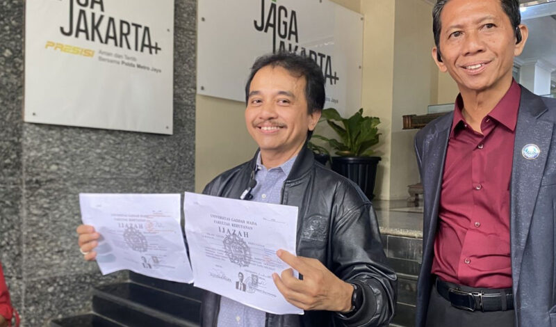 Roy Suryo tunjukkan salinan ijazah resmi Jokowi yang didapat Bonatua Silalahi dari KPU RI melalui gugatan di KIP, Rabu (11/2/2026).