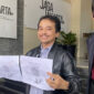 Roy Suryo tunjukkan salinan ijazah resmi Jokowi yang didapat Bonatua Silalahi dari KPU RI melalui gugatan di KIP, Rabu (11/2/2026).