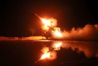 Tentara Iran menembakkan rudal dalam latihan militer di Pantai Makran, Teluk Oman, dekat Selat Hormuz pada 31 Desember 2022. (KANTOR MILITER IRAN via AFP)
