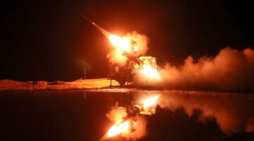 Tentara Iran menembakkan rudal dalam latihan militer di Pantai Makran, Teluk Oman, dekat Selat Hormuz pada 31 Desember 2022. (KANTOR MILITER IRAN via AFP)
