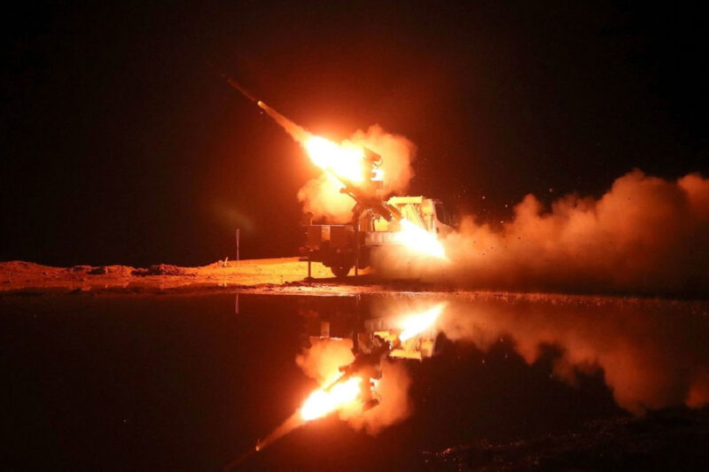 Tentara Iran menembakkan rudal dalam latihan militer di Pantai Makran, Teluk Oman, dekat Selat Hormuz pada 31 Desember 2022. (KANTOR MILITER IRAN via AFP)
