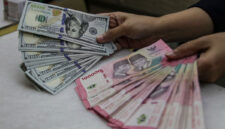 Ilustrasi nilai tukar rupiah. Nilai tukar rupiah kembali tertekan hingga menyentuh kisaran Rp 17.600 per dollar AS. Jika rupiah terus melemah hingga Rp 20.000 per dollar AS, ekonom menilai tekanan terhadap ekonomi domestik bisa semakin berat. (ANTARA FOTO/Darryl Ramadhan)