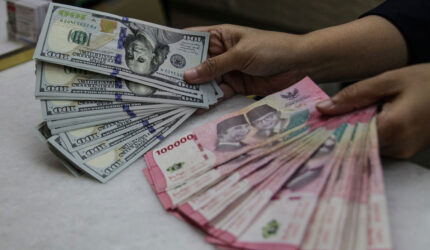 Ilustrasi nilai tukar rupiah. Nilai tukar rupiah kembali tertekan hingga menyentuh kisaran Rp 17.600 per dollar AS. Jika rupiah terus melemah hingga Rp 20.000 per dollar AS, ekonom menilai tekanan terhadap ekonomi domestik bisa semakin berat. (ANTARA FOTO/Darryl Ramadhan)