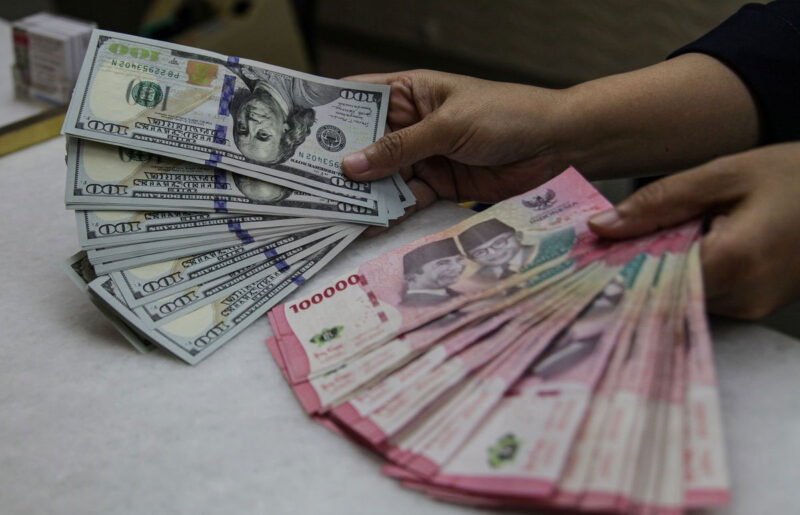 Ilustrasi nilai tukar rupiah. Nilai tukar rupiah kembali tertekan hingga menyentuh kisaran Rp 17.600 per dollar AS. Jika rupiah terus melemah hingga Rp 20.000 per dollar AS, ekonom menilai tekanan terhadap ekonomi domestik bisa semakin berat. (ANTARA FOTO/Darryl Ramadhan)