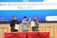 Kepala BPK RI Perwakilan Jambi Muhamad Toha Arafat menyerahkan langsung LHP kepada Wali Kota Alfin. Pimpinan DPRD Kota Sungai Penuh, Sekda Alpian, dan sejumlah kepala OPD turut hadir dalam kegiatan tersebut.