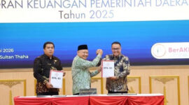 Kepala BPK RI Perwakilan Jambi Muhamad Toha Arafat menyerahkan langsung LHP kepada Wali Kota Alfin. Pimpinan DPRD Kota Sungai Penuh, Sekda Alpian, dan sejumlah kepala OPD turut hadir dalam kegiatan tersebut.