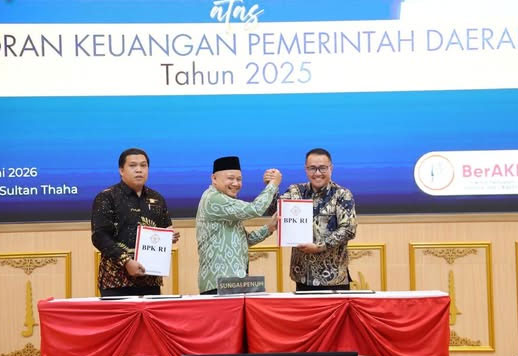 Kepala BPK RI Perwakilan Jambi Muhamad Toha Arafat menyerahkan langsung LHP kepada Wali Kota Alfin. Pimpinan DPRD Kota Sungai Penuh, Sekda Alpian, dan sejumlah kepala OPD turut hadir dalam kegiatan tersebut.