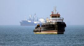 Kapal penarik Basim berbendera Iran berlayar dekat kapal yang berlabuh di Selat Hormuz. Foto ini dipotret dari Bandar Abbas, Iran selatan, 4 Mei 2026 ketika perang Iran masih berkecamuk.(ISNA/AMIRHOSSEIN KHORGOOEI via AFP)
