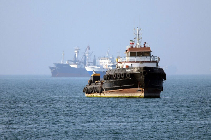 Kapal penarik Basim berbendera Iran berlayar dekat kapal yang berlabuh di Selat Hormuz. Foto ini dipotret dari Bandar Abbas, Iran selatan, 4 Mei 2026 ketika perang Iran masih berkecamuk.(ISNA/AMIRHOSSEIN KHORGOOEI via AFP)
