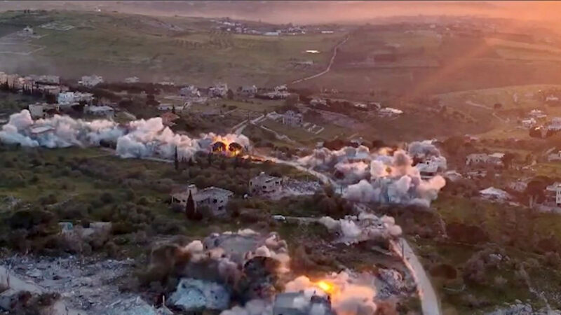 Tangkapan layar dari video militer Israel memperlihatkan, Pasukan Pertahanan Israel (IDF) menghancurkan infrastruktur Hizbullah di Lebanon pada 27 April 2026, di tengah masa gencatan senjata kedua kubu.(MILITER ISRAEL via AFP)