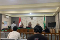 Pemilik Toko Dhiya Tani, Husnul Yaqin, divonis 3 tahun 6 bulan penjara dalam kasus korupsi penyaluran pupuk bersubsidi di Kabupaten Sarolangun. 