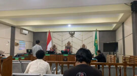 Pemilik Toko Dhiya Tani, Husnul Yaqin, divonis 3 tahun 6 bulan penjara dalam kasus korupsi penyaluran pupuk bersubsidi di Kabupaten Sarolangun. 