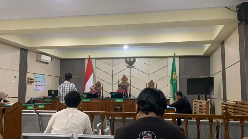 Pemilik Toko Dhiya Tani, Husnul Yaqin, divonis 3 tahun 6 bulan penjara dalam kasus korupsi penyaluran pupuk bersubsidi di Kabupaten Sarolangun. 