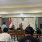 Pemilik Toko Dhiya Tani, Husnul Yaqin, divonis 3 tahun 6 bulan penjara dalam kasus korupsi penyaluran pupuk bersubsidi di Kabupaten Sarolangun. 