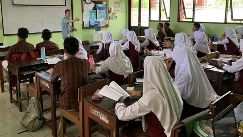 Kabar baik bagi para pelajar penerima bantuan pendidikan. Pemerintah mulai menyalurkan bantuan sosial Program Indonesia Pintar (PIP) Termin 2 pada Juni 2026. 
