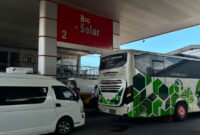 Sejumlah kendaraan roda empat dan enam bermesin diesel sedang mengantre solar subsidi di kawasan Khatib Sulaiman Kota Padang beberapa waktu lalu(Rahmat Panji (Kompas.com))