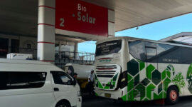 Sejumlah kendaraan roda empat dan enam bermesin diesel sedang mengantre solar subsidi di kawasan Khatib Sulaiman Kota Padang beberapa waktu lalu(Rahmat Panji (Kompas.com))