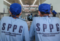 Relawan mengisi menu Makan Bergizi Gratis (MBG) ke dalam ompreng di Satuan Pelayanan Pemenuhan Gizi (SPPG) Polri Polresta Kendari, Kota Kendari, Sulawesi Tenggara, Senin (30/3/2026). SPPG Polri Polresta Kendari menjadi SPPG ke-13 di bawah naungan Polri yang telah resmi beroperasi di Sulawesi Tenggara dari total 16 yang ada. 