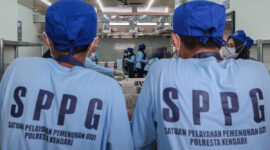 Relawan mengisi menu Makan Bergizi Gratis (MBG) ke dalam ompreng di Satuan Pelayanan Pemenuhan Gizi (SPPG) Polri Polresta Kendari, Kota Kendari, Sulawesi Tenggara, Senin (30/3/2026). SPPG Polri Polresta Kendari menjadi SPPG ke-13 di bawah naungan Polri yang telah resmi beroperasi di Sulawesi Tenggara dari total 16 yang ada. 