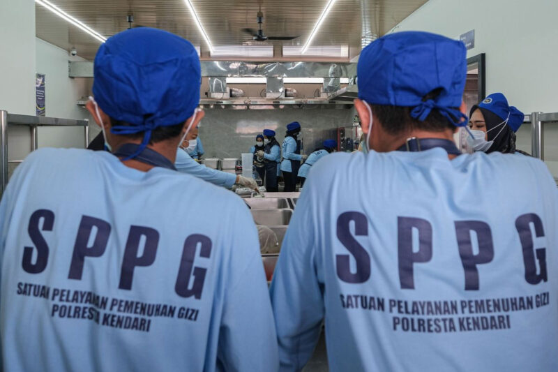 Relawan mengisi menu Makan Bergizi Gratis (MBG) ke dalam ompreng di Satuan Pelayanan Pemenuhan Gizi (SPPG) Polri Polresta Kendari, Kota Kendari, Sulawesi Tenggara, Senin (30/3/2026). SPPG Polri Polresta Kendari menjadi SPPG ke-13 di bawah naungan Polri yang telah resmi beroperasi di Sulawesi Tenggara dari total 16 yang ada. 
