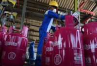 Petugas isi ulang LPG nonsubsidi ukuran 12 kg