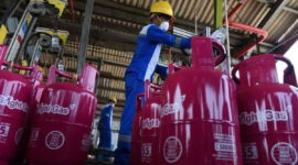 Petugas isi ulang LPG nonsubsidi ukuran 12 kg 
