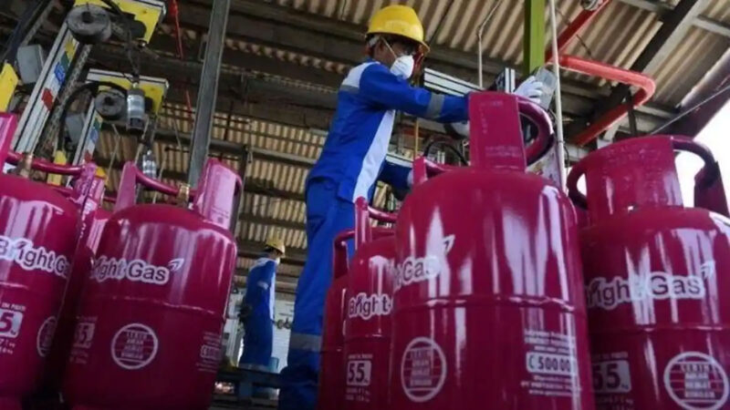 Petugas isi ulang LPG nonsubsidi ukuran 12 kg 
