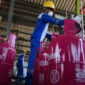 Petugas isi ulang LPG nonsubsidi ukuran 12 kg 
