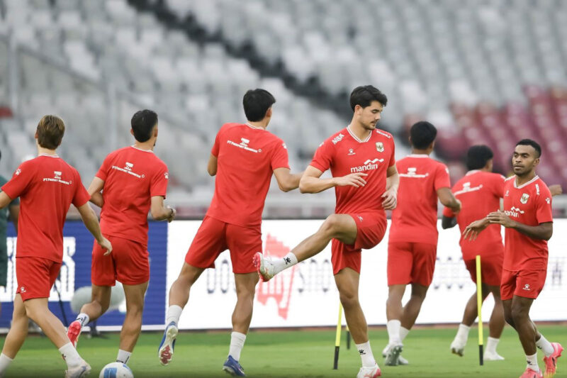 Pemain Timnas Indonesia mengikuti latihan resmi menjelang pertandingan FIFA Matchday di Stadion Utama Gelora Bung Karno (SUGBK), Senayan, Jakarta, Kamis (4/6/2026). Latihan tersebut sebagai ajang persiapan melawan Timnas Oman pada Jumat (5/6/2026). ANTARA FOTO/M Risyal Hidayat/sgd(ANTARA FOTO/M RISYAL HIDAYAT)