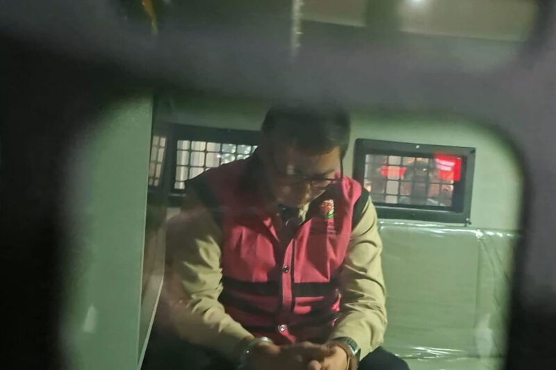 Komisaris PT YAT, Andri Mulyono atau AM (tertunduk lesu) dalam mobil tahanan Kejaksaan Agung usai ditetapkan tersangka kasus dugaan korupsi tata kelola program Makan Bergizi Gratis (MBG) di Badan Gizi Nasional (BGN) periode 2025-2026, Jumat (12/6/2026).(KOMPAS.com/NICHOLAS RYAN ADITYA)
