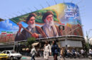 Baliho bergambar mantan Pemimpin Tertinggi Iran, Ayatollah Ruhollah Khomeini (kiri) dan yang baru saja meninggal Ayatollah Ali Khamenei (kanan) dipasang di Teheran, Iran, 8 Juni 2026.(AFP/ATTA KENARE)
