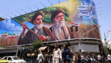 Baliho bergambar mantan Pemimpin Tertinggi Iran, Ayatollah Ruhollah Khomeini (kiri) dan yang baru saja meninggal Ayatollah Ali Khamenei (kanan) dipasang di Teheran, Iran, 8 Juni 2026.(AFP/ATTA KENARE)
