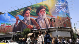 Baliho bergambar mantan Pemimpin Tertinggi Iran, Ayatollah Ruhollah Khomeini (kiri) dan yang baru saja meninggal Ayatollah Ali Khamenei (kanan) dipasang di Teheran, Iran, 8 Juni 2026.(AFP/ATTA KENARE)
