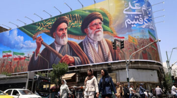 Baliho bergambar mantan Pemimpin Tertinggi Iran, Ayatollah Ruhollah Khomeini (kiri) dan yang baru saja meninggal Ayatollah Ali Khamenei (kanan) dipasang di Teheran, Iran, 8 Juni 2026.(AFP/ATTA KENARE)
