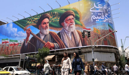 Baliho bergambar mantan Pemimpin Tertinggi Iran, Ayatollah Ruhollah Khomeini (kiri) dan yang baru saja meninggal Ayatollah Ali Khamenei (kanan) dipasang di Teheran, Iran, 8 Juni 2026.(AFP/ATTA KENARE)