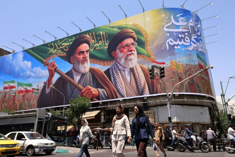 Baliho bergambar mantan Pemimpin Tertinggi Iran, Ayatollah Ruhollah Khomeini (kiri) dan yang baru saja meninggal Ayatollah Ali Khamenei (kanan) dipasang di Teheran, Iran, 8 Juni 2026.(AFP/ATTA KENARE)

